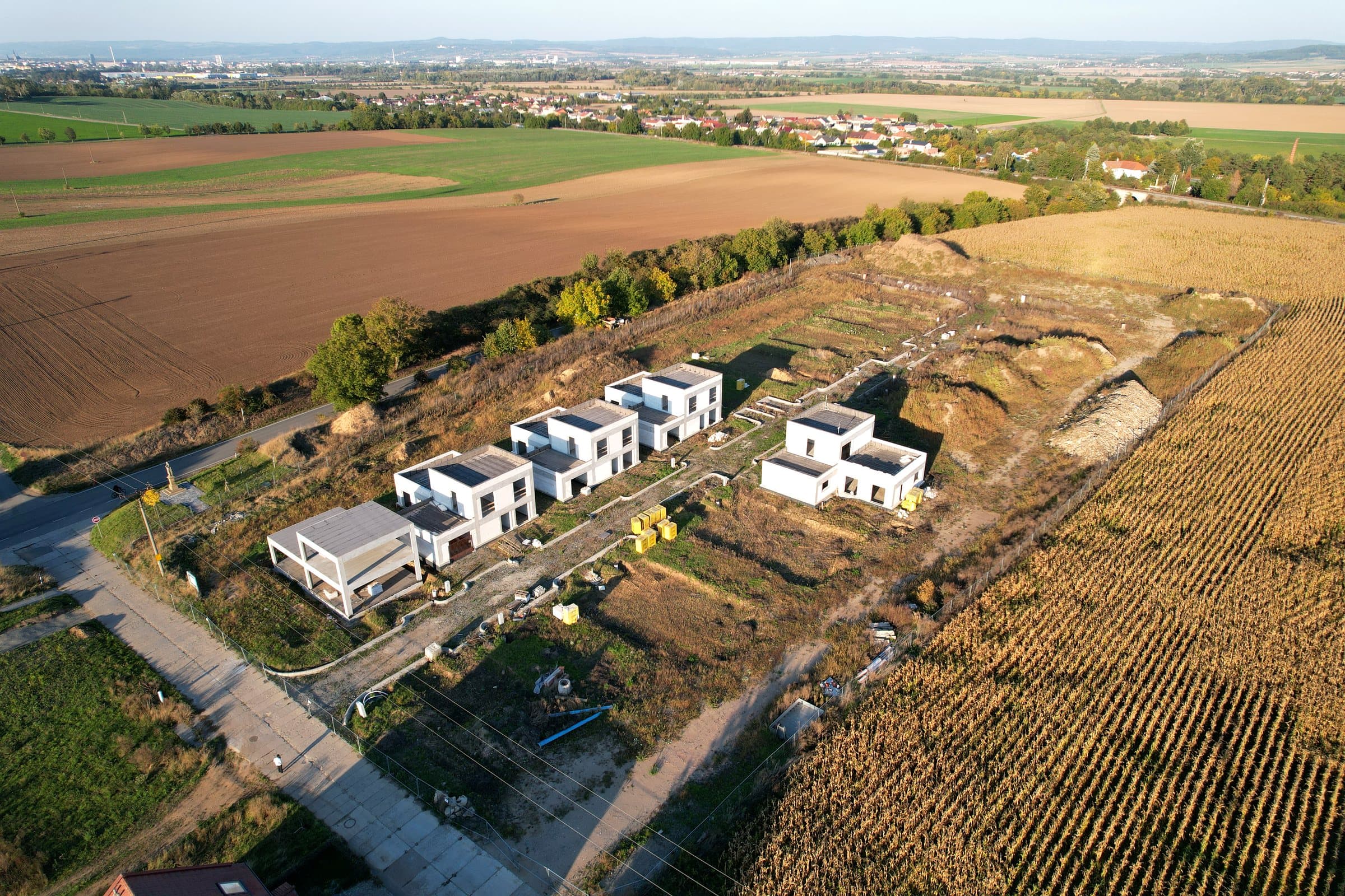 Celý areál z dronu, v pozadí Olomouc
